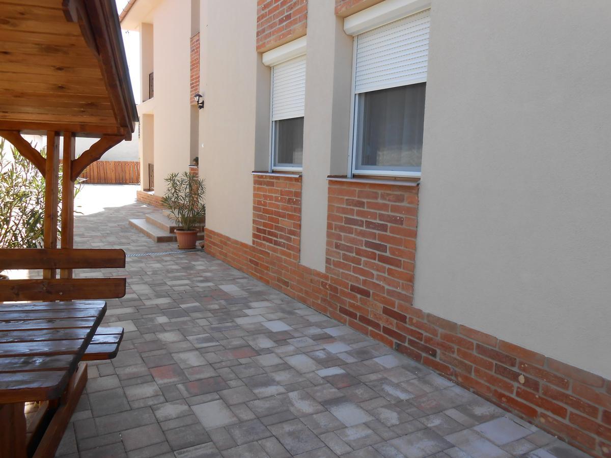 Imola Es Andrea Apartmanhaz 2 Hajdúszoboszló Εξωτερικό φωτογραφία